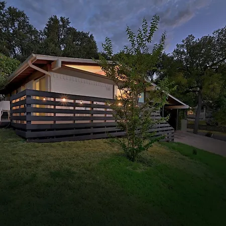 Cheery Modern Retreat Near Soco & Downtown By Lodgewell